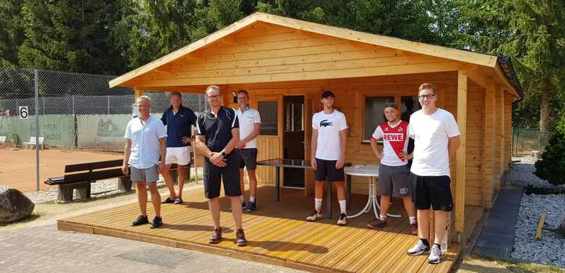 Mitglieder des TC Grün-Weiß Elz vor der neuen Clubhütte.