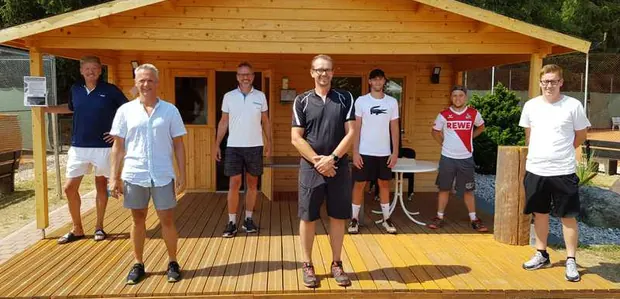 Gruppenbild vor der Clubhütte des TC Grün-Weiß Elz.