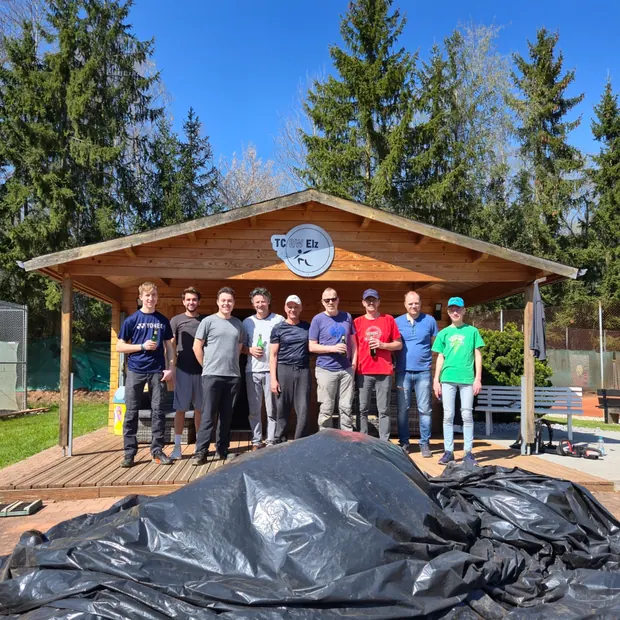 Helferinnen und Helfer beim Arbeitseinsatz vor der Clubhütte.