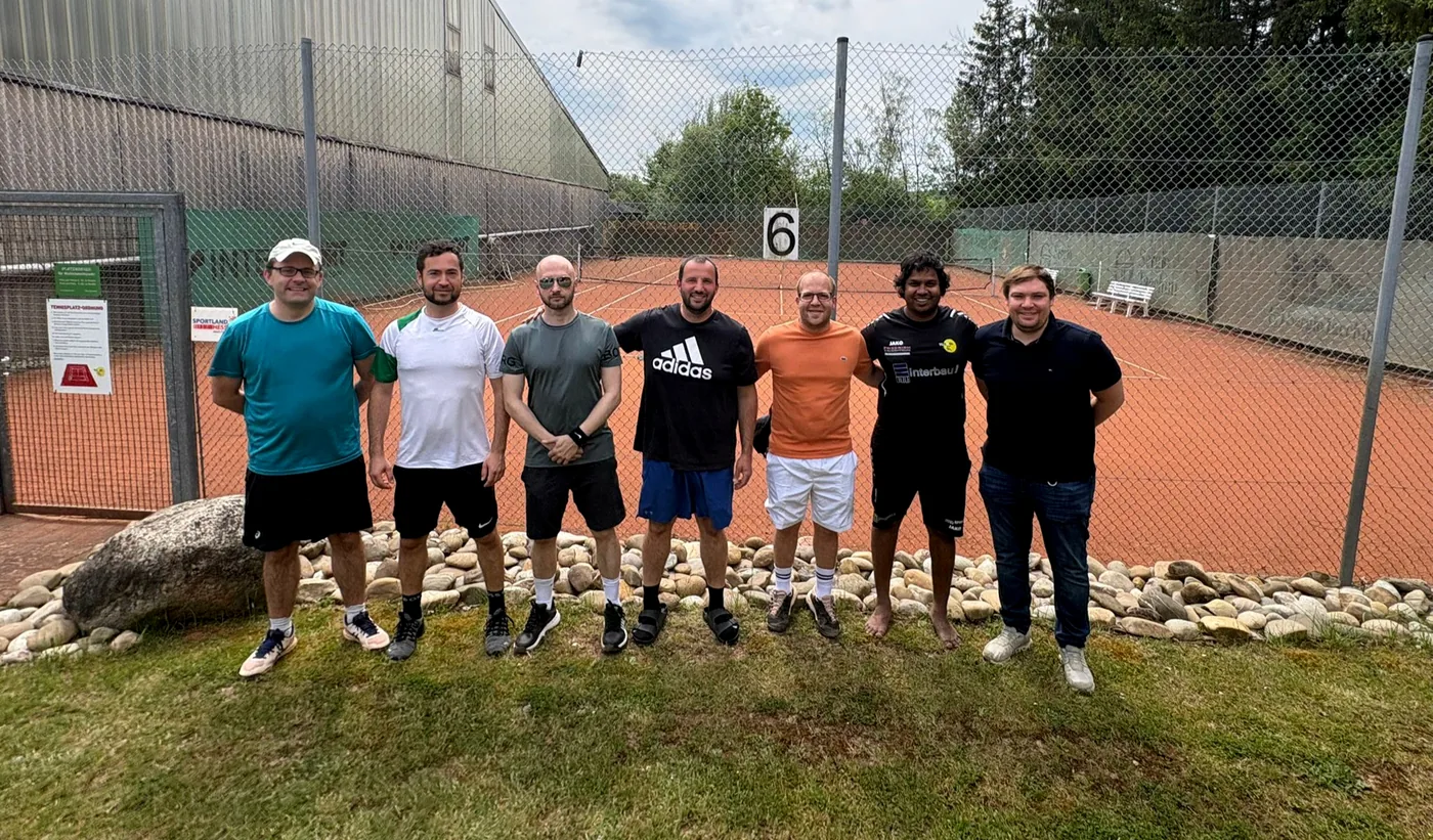 Mannschaft Herren 30 des TC Grün-Weiß Elz auf der Anlage.