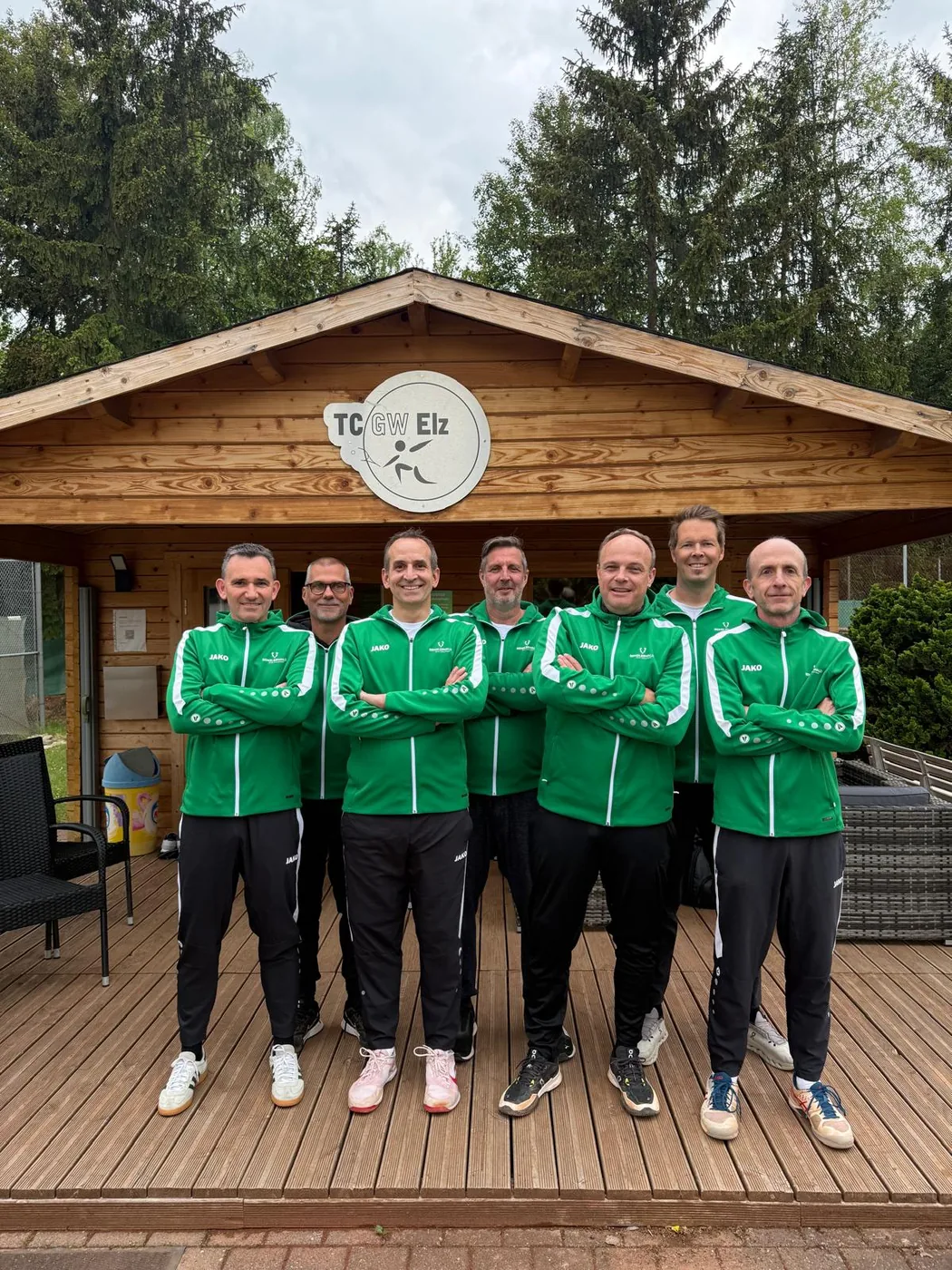 Mannschaft Herren 40 II des TC Grün-Weiß Elz vor dem Clubhaus.