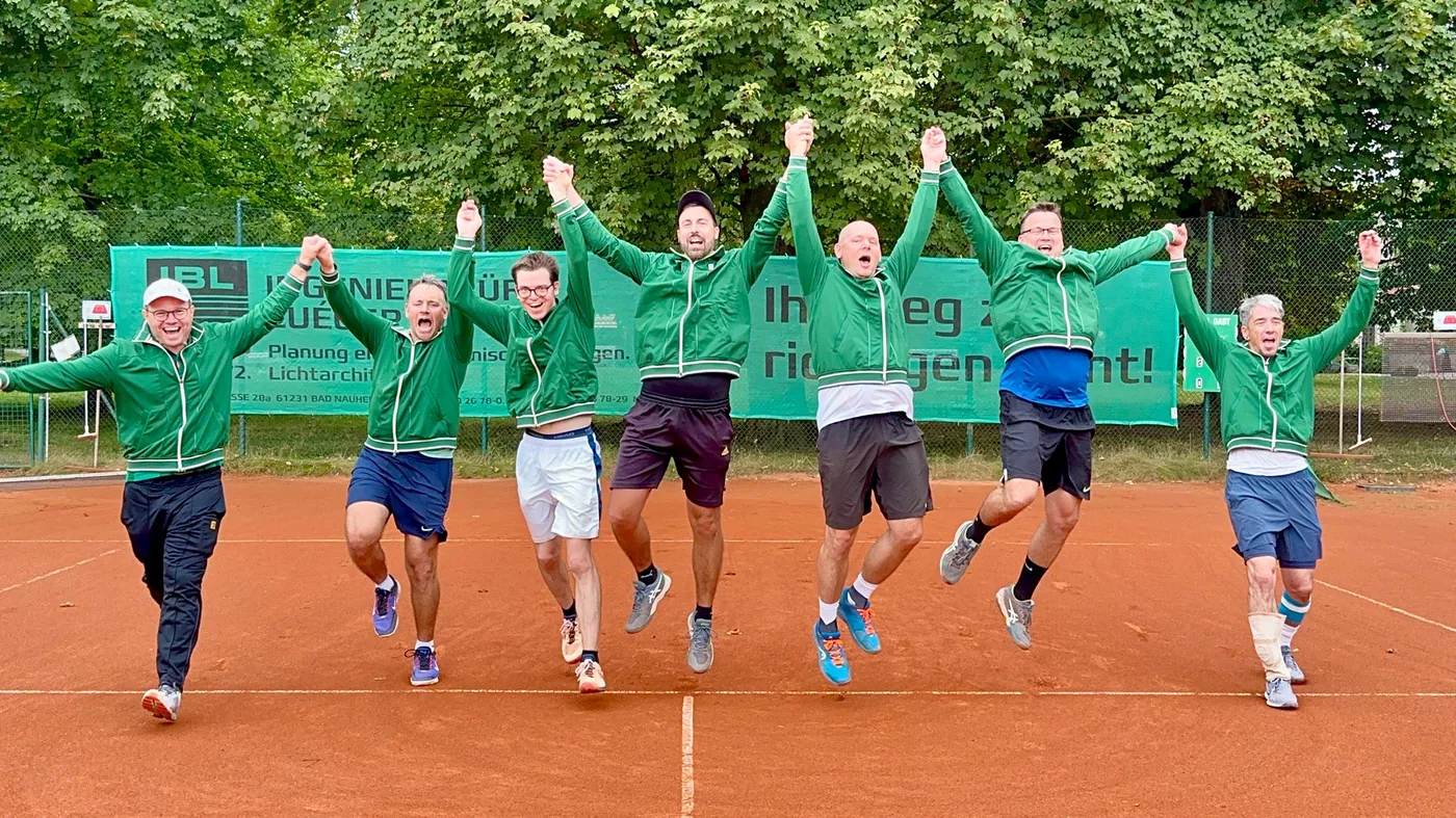 Mannschaft Herren 40 des TC Grün-Weiß Elz feiert auf dem Platz.