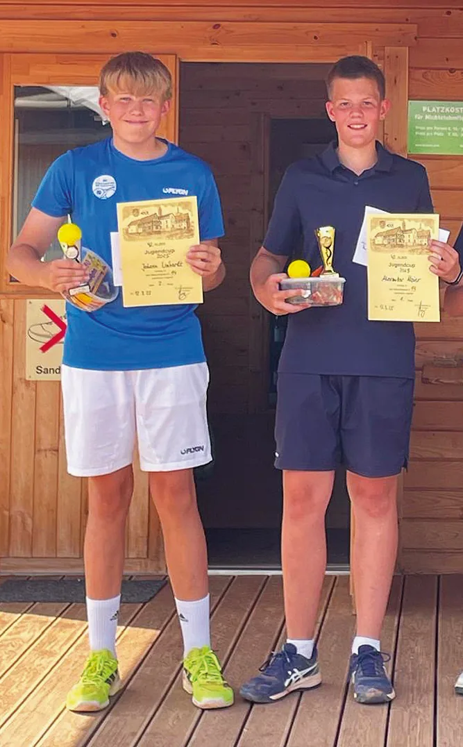 Zwei junge Turniersieger des TC Grün-Weiß Elz mit Pokal und Urkunde.